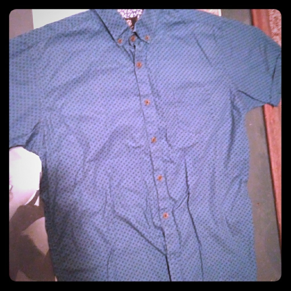 Medium buttom up mens short sleeve shirt
